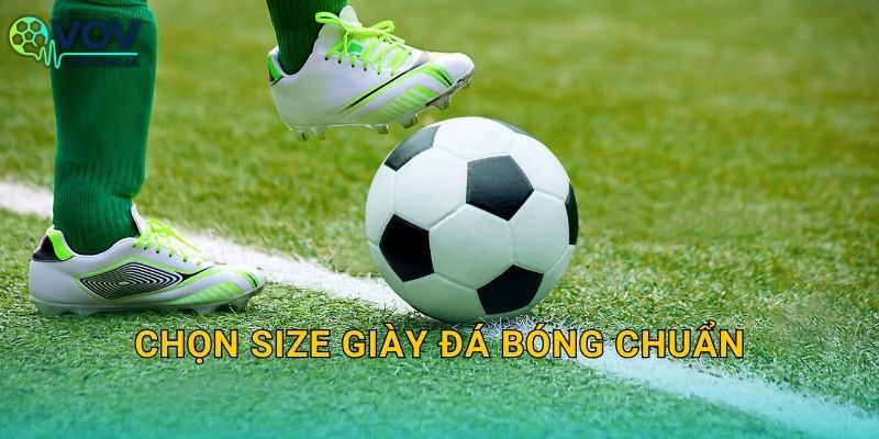 Chọn size giày đá bóng chuẩn: Đo chân đúng và thử giày không bị tuột gót