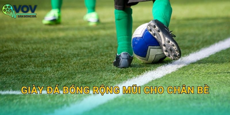 Giày đá bóng rộng mũi cho chân bè: Chọn form đúng để không bó ngang và không tê chân